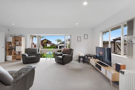 Photo of property in 16 Fernloche Place, Flat Bush, Auckland, 2016