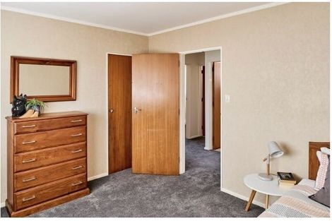 Photo of property in 5 Ruskin Road, Newlands, Wellington, 6037