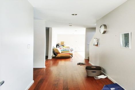 Photo of property in 8 Lakeridge Close, Northcross, Auckland, 0632