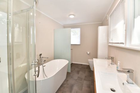 Photo of property in 1 Surf Road, Stanmore Bay, Whangaparaoa, 0932
