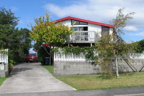Photo of property in 14 Darlington Place, Glendene, Auckland, 0602