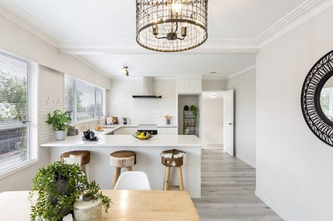 Photo of property in 2/4202a Great North Road, Glendene, Auckland, 0602