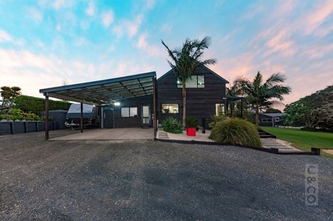 Photo of property in 206 Waitakere Road, Waitakere, Henderson, 0782