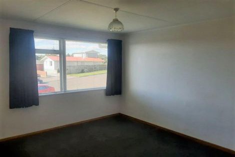Photo of property in 105 Riversdale Drive, Merrilands, New Plymouth, 4312