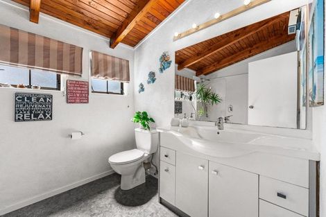 Photo of property in 20 Fitzherbert Avenue, West Harbour, Auckland, 0618