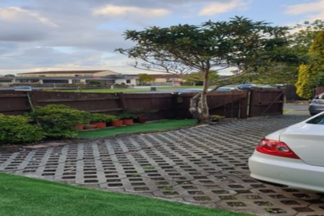 Photo of property in 2/66 Aviemore Drive, Highland Park, Auckland, 2010