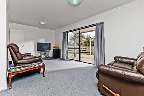 Photo of property in 1/1 Cheval Drive, Totara Vale, Auckland, 0629