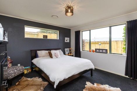 Photo of property in 3 Logan Way, Kelvin Grove, Palmerston North, 4414