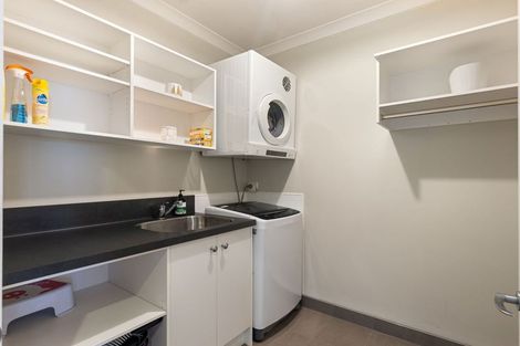 Photo of property in 37 La Lena Grove, Fitzherbert, Palmerston North, 4410