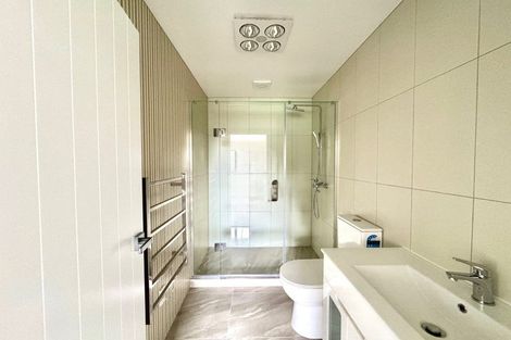 Photo of property in 8b Kelvyn Grove, Hillpark, Auckland, 2102