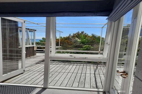 Photo of property in 28 Chelverton Terrace, Red Beach, 0932