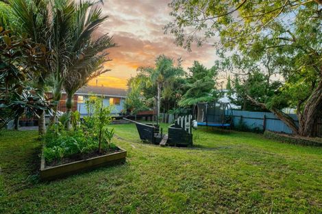 Photo of property in 96 Millbrook Road, Sunnyvale, Auckland, 0612