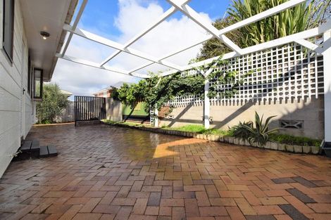 Photo of property in 15 Wakeling Avenue, Te Atatu South, Auckland, 0610
