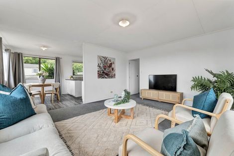 Photo of property in 33 Riversdale Drive, Merrilands, New Plymouth, 4312