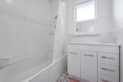 Photo of property in 17 Sovereign Place, Glenfield, Auckland, 0629