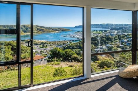 Photo of property in 20a Kahu Road, Paremata, Porirua, 5024