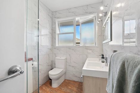 Photo of property in 15 Kingdale Road, Henderson, Auckland, 0610