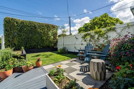 Photo of property in 2/39 Hillcrest Avenue, Hillcrest, Auckland, 0627