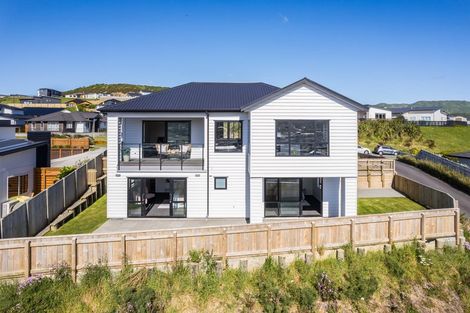 Photo of property in 4 Omaka Place, Aotea, Porirua, 5024