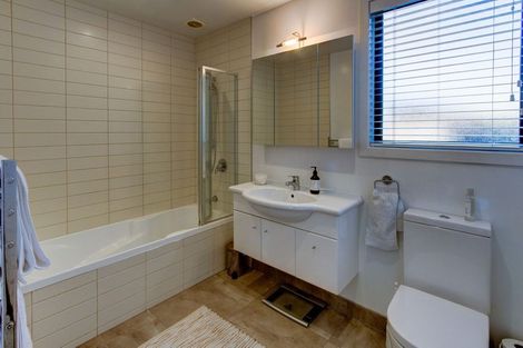 Photo of property in 2 Alpha Close, Wanaka, 9305