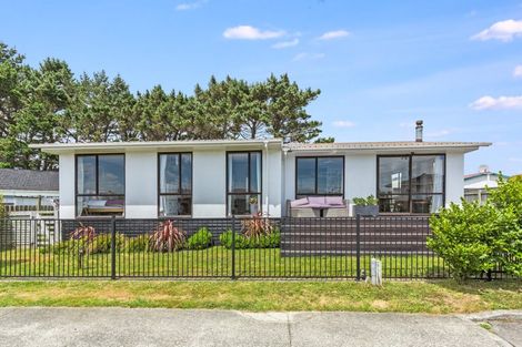 Photo of property in 15 Maracas Crescent, Grenada Village, Wellington, 6037