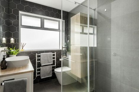 Photo of property in 4/37 Onewa Road, Northcote, Auckland, 0627