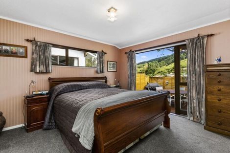 Photo of property in 5 Deveron Place, Tawa, Wellington, 5028