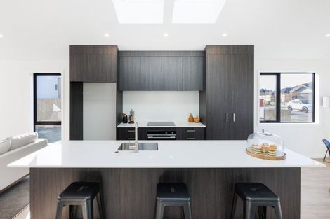 Photo of property in 75 Atlantic Drive, Fitzherbert, Palmerston North, 4410