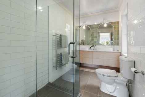 Photo of property in 28a Waterview Road, Stanley Point, Auckland, 0624