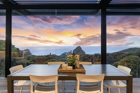 Photo of property in 124a Seaview Road, Piha, New Lynn, 0772