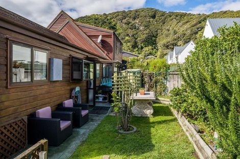 Photo of property in 3a Pukatea Street, Eastbourne, Lower Hutt, 5013