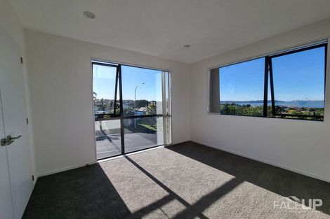 Photo of property in 17a Marina View Drive, West Harbour, Auckland, 0618