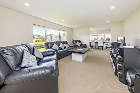 Photo of property in 99 Bayvista Drive, Karaka, Papakura, 2113