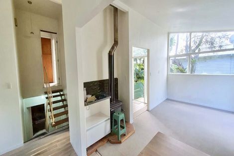 Photo of property in 16 Springside Place, New Lynn, Auckland, 0600