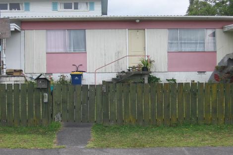 Photo of property in 1/1 Lingfield Street, Glenfield, Auckland, 0629