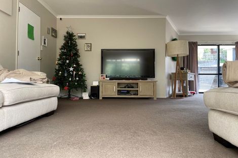 Photo of property in 2/17 Valecrest Place, Bayview, Auckland, 0629