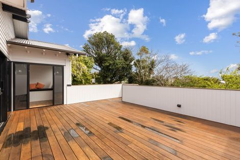 Photo of property in 30 Waiwaka Terrace, Strandon, New Plymouth, 4312