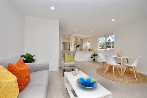 Photo of property in 1/17 Athena Drive, Totara Vale, Auckland, 0629