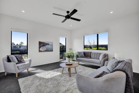 Photo of property in 5 Aheahea Way, Hurworth, New Plymouth, 4310