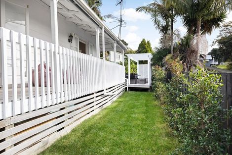 Photo of property in 2/16 Woodside Avenue, Northcote, Auckland, 0627