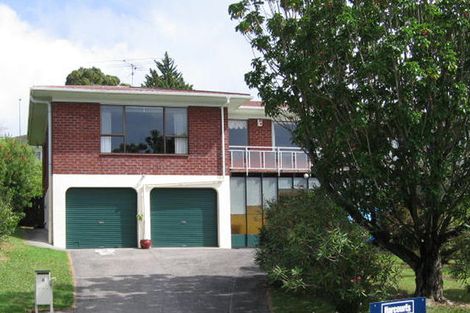 Photo of property in 8 Ian Place, Glendene, Auckland, 0602