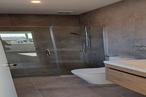 Photo of property in 1c Taupiko Place, Green Bay, Auckland, 0604