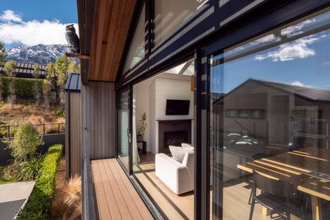 Photo of property in 2 Eichardt Place, Jacks Point, 9371