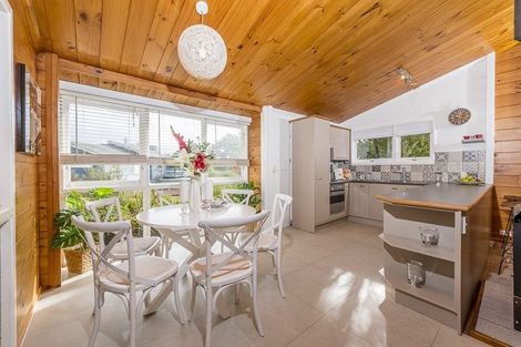 Photo of property in 18 Easter Parade, Glen Eden, Auckland, 0602