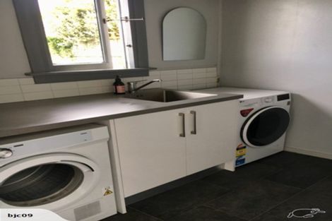 Photo of property in 9 Davies Lane, New Plymouth, 4310