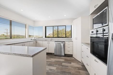 Photo of property in 1418 Whangaparaoa Road, Army Bay, Whangaparaoa, 0930