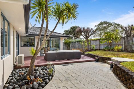 Photo of property in 17 Admirals Court Drive, Greenhithe, Auckland, 0632