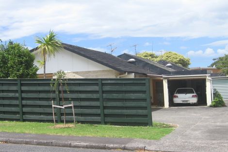 Photo of property in 2/40 James Evans Drive, Northcote, Auckland, 0627