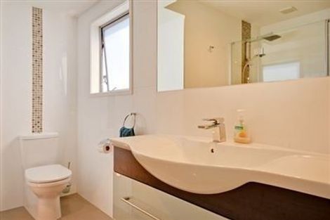 Photo of property in 2/91 Aberdeen Road, Castor Bay, Auckland, 0620