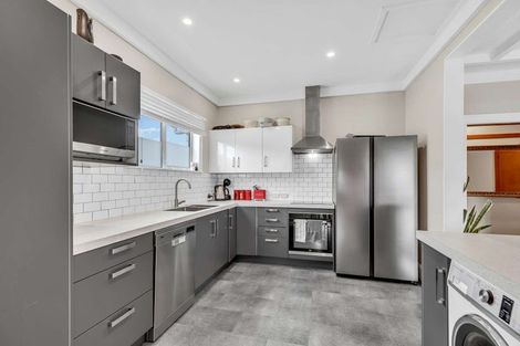 Photo of property in 56 Queenwood Road, Levin, 5510